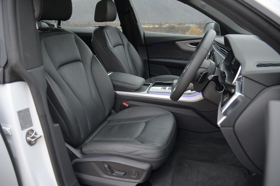 Интерьер Audi Q8 55 TFSI Quattro S-Line 2019 года  (ZA) (фото 8 из 13)